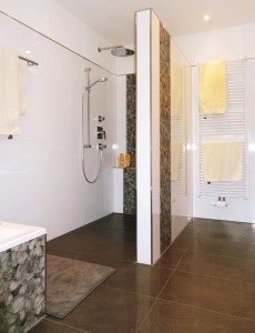 grau und weiß verfliestes Badezimmer